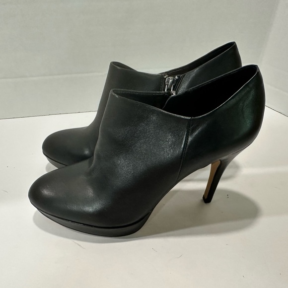 Vince Camuto black booties Women’s 8. Only tried on inside - Picture 3 of 7